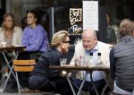 Amsterdam 23 september 2020
Connie Witteman met haar ex vriend Frans v Maarschalkerwaart op terras op de cornelis schuytstraat