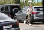 Amsterdam 24 september 2020
Frank de Boer doet boodschappen in Amsterdam zuid. Hij rijdt nog in een mercedes met een USA kenteken