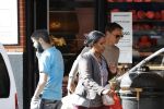 Amsterdam 24 september 2020
Frank de Boer doet boodschappen in Amsterdam zuid. Hij rijdt nog in een mercedes met een USA kenteken