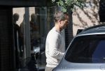 Amsterdam 24 september 2020
Frank de Boer doet boodschappen in Amsterdam zuid. Hij rijdt nog in een mercedes met een USA kenteken