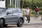 Amsterdam 24 september 2020
Frank de Boer doet boodschappen in Amsterdam zuid. Hij rijdt nog in een mercedes met een USA kenteken