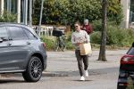 Amsterdam 24 september 2020
Frank de Boer doet boodschappen in Amsterdam zuid. Hij rijdt nog in een mercedes met een USA kenteken