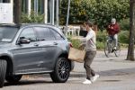 Amsterdam 24 september 2020
Frank de Boer doet boodschappen in Amsterdam zuid. Hij rijdt nog in een mercedes met een USA kenteken
