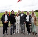Anna Pauwlona 26 september 2020
Gerard Joling is bij de onthulling van een herdenkingsplakaat van een neergestort vliegtuig in 2e wereldoorlog. Cor de vriend van zijn moeder werd geeerd .