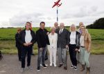 Anna Pauwlona 26 september 2020
Gerard Joling is bij de onthulling van een herdenkingsplakaat van een neergestort vliegtuig in 2e wereldoorlog. Cor de vriend van zijn moeder werd geeerd .