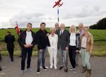 Anna Pauwlona 26 september 2020
Gerard Joling is bij de onthulling van een herdenkingsplakaat van een neergestort vliegtuig in 2e wereldoorlog. Cor de vriend van zijn moeder werd geeerd .