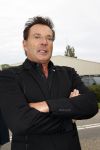 Anna Pauwlona 26 september 2020
Gerard Joling is bij de onthulling van een herdenkingsplakaat van een neergestort vliegtuig in 2e wereldoorlog. Cor de vriend van zijn moeder werd geeerd .