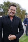 Anna Pauwlona 26 september 2020
Gerard Joling is bij de onthulling van een herdenkingsplakaat van een neergestort vliegtuig in 2e wereldoorlog. Cor de vriend van zijn moeder werd geeerd .