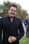 Anna Pauwlona 26 september 2020
Gerard Joling is bij de onthulling van een herdenkingsplakaat van een neergestort vliegtuig in 2e wereldoorlog. Cor de vriend van zijn moeder werd geeerd .