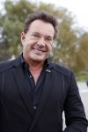Anna Pauwlona 26 september 2020
Gerard Joling is bij de onthulling van een herdenkingsplakaat van een neergestort vliegtuig in 2e wereldoorlog. Cor de vriend van zijn moeder werd geeerd .