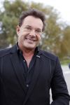 Anna Pauwlona 26 september 2020
Gerard Joling is bij de onthulling van een herdenkingsplakaat van een neergestort vliegtuig in 2e wereldoorlog. Cor de vriend van zijn moeder werd geeerd .