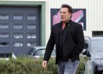 Anna Pauwlona 26 september 2020
Gerard Joling is bij de onthulling van een herdenkingsplakaat van een neergestort vliegtuig in 2e wereldoorlog. Cor de vriend van zijn moeder werd geeerd .