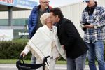Anna Pauwlona 26 september 2020
Gerard Joling is bij de onthulling van een herdenkingsplakaat van een neergestort vliegtuig in 2e wereldoorlog. Cor de vriend van zijn moeder werd geeerd .