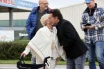 Anna Pauwlona 26 september 2020
Gerard Joling is bij de onthulling van een herdenkingsplakaat van een neergestort vliegtuig in 2e wereldoorlog. Cor de vriend van zijn moeder werd geeerd .