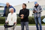 Anna Pauwlona 26 september 2020
Gerard Joling is bij de onthulling van een herdenkingsplakaat van een neergestort vliegtuig in 2e wereldoorlog. Cor de vriend van zijn moeder werd geeerd .