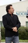 Anna Pauwlona 26 september 2020
Gerard Joling is bij de onthulling van een herdenkingsplakaat van een neergestort vliegtuig in 2e wereldoorlog. Cor de vriend van zijn moeder werd geeerd .