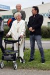 Anna Pauwlona 26 september 2020
Gerard Joling is bij de onthulling van een herdenkingsplakaat van een neergestort vliegtuig in 2e wereldoorlog. Cor de vriend van zijn moeder werd geeerd .