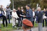 Anna Pauwlona 26 september 2020
Gerard Joling is bij de onthulling van een herdenkingsplakaat van een neergestort vliegtuig in 2e wereldoorlog. Cor de vriend van zijn moeder werd geeerd .