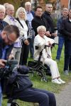 Anna Pauwlona 26 september 2020
Gerard Joling is bij de onthulling van een herdenkingsplakaat van een neergestort vliegtuig in 2e wereldoorlog. Cor de vriend van zijn moeder werd geeerd .
