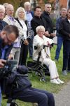 Anna Pauwlona 26 september 2020
Gerard Joling is bij de onthulling van een herdenkingsplakaat van een neergestort vliegtuig in 2e wereldoorlog. Cor de vriend van zijn moeder werd geeerd .