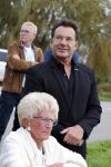 Anna Pauwlona 26 september 2020
Gerard Joling is bij de onthulling van een herdenkingsplakaat van een neergestort vliegtuig in 2e wereldoorlog. Cor de vriend van zijn moeder werd geeerd .