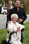 Anna Pauwlona 26 september 2020
Gerard Joling is bij de onthulling van een herdenkingsplakaat van een neergestort vliegtuig in 2e wereldoorlog. Cor de vriend van zijn moeder werd geeerd .