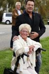 Anna Pauwlona 26 september 2020
Gerard Joling is bij de onthulling van een herdenkingsplakaat van een neergestort vliegtuig in 2e wereldoorlog. Cor de vriend van zijn moeder werd geeerd .