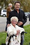 Anna Pauwlona 26 september 2020
Gerard Joling is bij de onthulling van een herdenkingsplakaat van een neergestort vliegtuig in 2e wereldoorlog. Cor de vriend van zijn moeder werd geeerd .