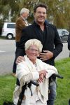 Anna Pauwlona 26 september 2020
Gerard Joling is bij de onthulling van een herdenkingsplakaat van een neergestort vliegtuig in 2e wereldoorlog. Cor de vriend van zijn moeder werd geeerd .