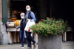 Amsterdam 7 oktober 2020
Hansje Boonstra met zoon aan het winkelen