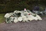 Naarden 9 oktober 2020
Het graf van Jan des Bouvrie met duizenden witte rozen en de beroemde stoel die Jan ontworpen heeft .