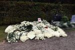 Naarden 9 oktober 2020
Het graf van Jan des Bouvrie met duizenden witte rozen en de beroemde stoel die Jan ontworpen heeft .
