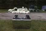 Naarden 9 oktober 2020
Het graf van Jan des Bouvrie met duizenden witte rozen en de beroemde stoel die Jan ontworpen heeft .
