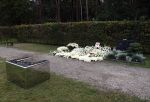 Naarden 9 oktober 2020
Het graf van Jan des Bouvrie met duizenden witte rozen en de beroemde stoel die Jan ontworpen heeft .