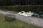 Naarden 9 oktober 2020
Het graf van Jan des Bouvrie met duizenden witte rozen en de beroemde stoel die Jan ontworpen heeft .