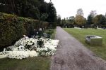 Naarden 9 oktober 2020
Het graf van Jan des Bouvrie met duizenden witte rozen en de beroemde stoel die Jan ontworpen heeft .