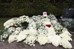 Naarden 9 oktober 2020
Het graf van Jan des Bouvrie met duizenden witte rozen en de beroemde stoel die Jan ontworpen heeft .