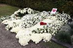 Naarden 9 oktober 2020
Het graf van Jan des Bouvrie met duizenden witte rozen en de beroemde stoel die Jan ontworpen heeft .