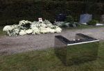 Naarden 9 oktober 2020
Het graf van Jan des Bouvrie met duizenden witte rozen en de beroemde stoel die Jan ontworpen heeft .