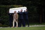 Naarden 8 oktober 2020
Begrafenis Jan des Bouvrie  op algemene begraafplaats Nieuw Valkeveen.
o a Zoons Jan Jr Jean Marc Marc Schroder en Bob Wisse droegen de kist