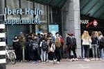 Amsterdam 7 oktober 2020
De jeugd lapt de corona regels massaal aan hun laars. Hier bij de Albert heijn op het museumplein