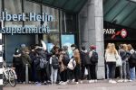 Amsterdam 7 oktober 2020
De jeugd lapt de corona regels massaal aan hun laars. Hier bij de Albert heijn op het museumplein