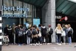 Amsterdam 7 oktober 2020
De jeugd lapt de corona regels massaal aan hun laars. Hier bij de Albert heijn op het museumplein