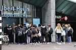 Amsterdam 7 oktober 2020
De jeugd lapt de corona regels massaal aan hun laars. Hier bij de Albert heijn op het museumplein