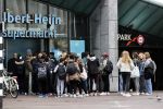 Amsterdam 7 oktober 2020
De jeugd lapt de corona regels massaal aan hun laars. Hier bij de Albert heijn op het museumplein