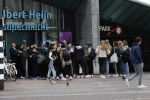 Amsterdam 7 oktober 2020
De jeugd lapt de corona regels massaal aan hun laars. Hier bij de Albert heijn op het museumplein