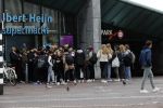 Amsterdam 7 oktober 2020
De jeugd lapt de corona regels massaal aan hun laars. Hier bij de Albert heijn op het museumplein