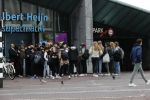 Amsterdam 7 oktober 2020
De jeugd lapt de corona regels massaal aan hun laars. Hier bij de Albert heijn op het museumplein