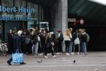 Amsterdam 7 oktober 2020
De jeugd lapt de corona regels massaal aan hun laars. Hier bij de Albert heijn op het museumplein