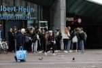 Amsterdam 7 oktober 2020
De jeugd lapt de corona regels massaal aan hun laars. Hier bij de Albert heijn op het museumplein